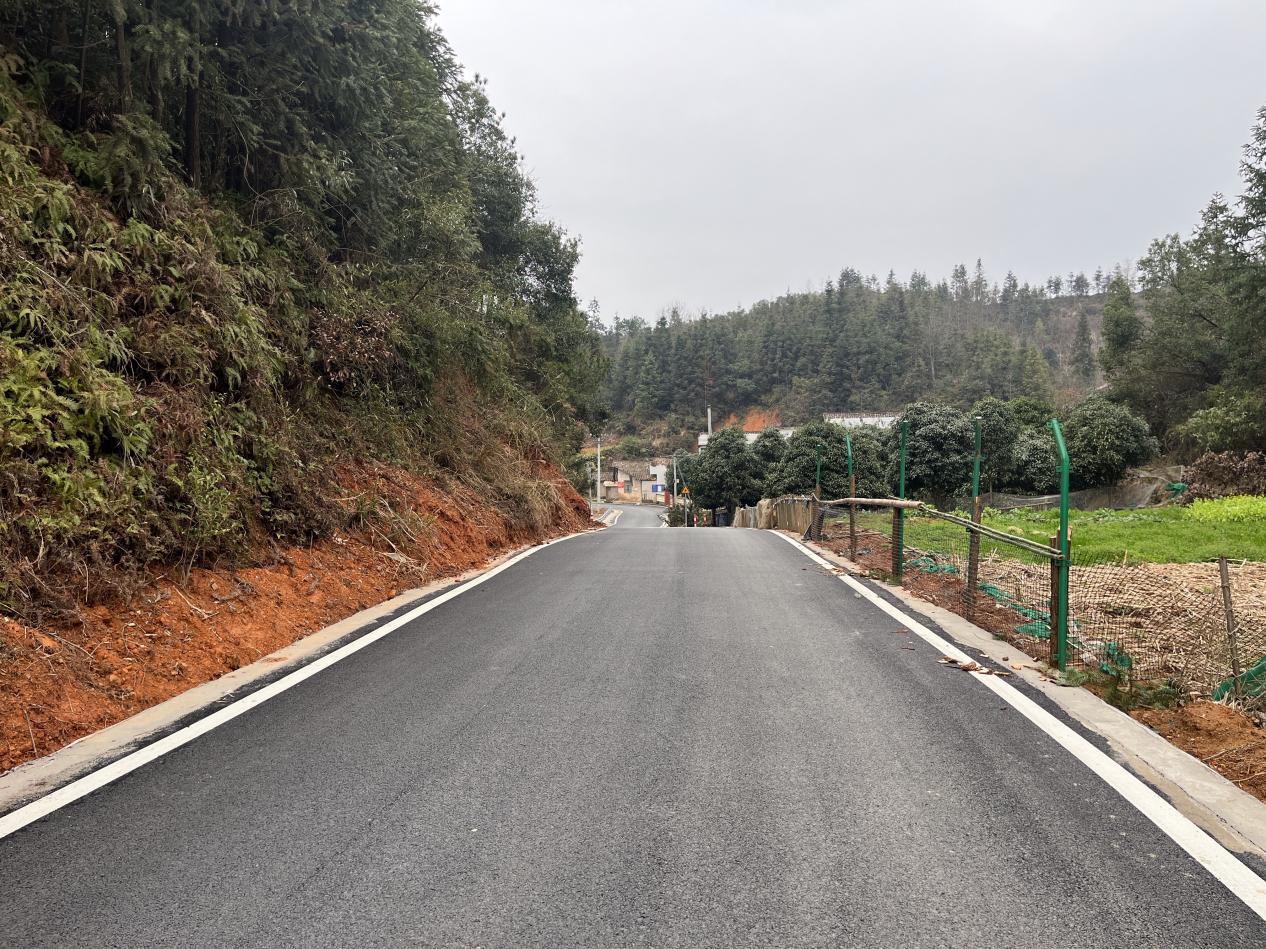 農村公路提質升級 安防設備鋪就鄉村振興便民路